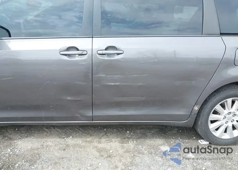 2013 Toyota Sienna Le 7 Passenger z USA, uszkodzony, nr VIN 5TDJK3DC5DS066762